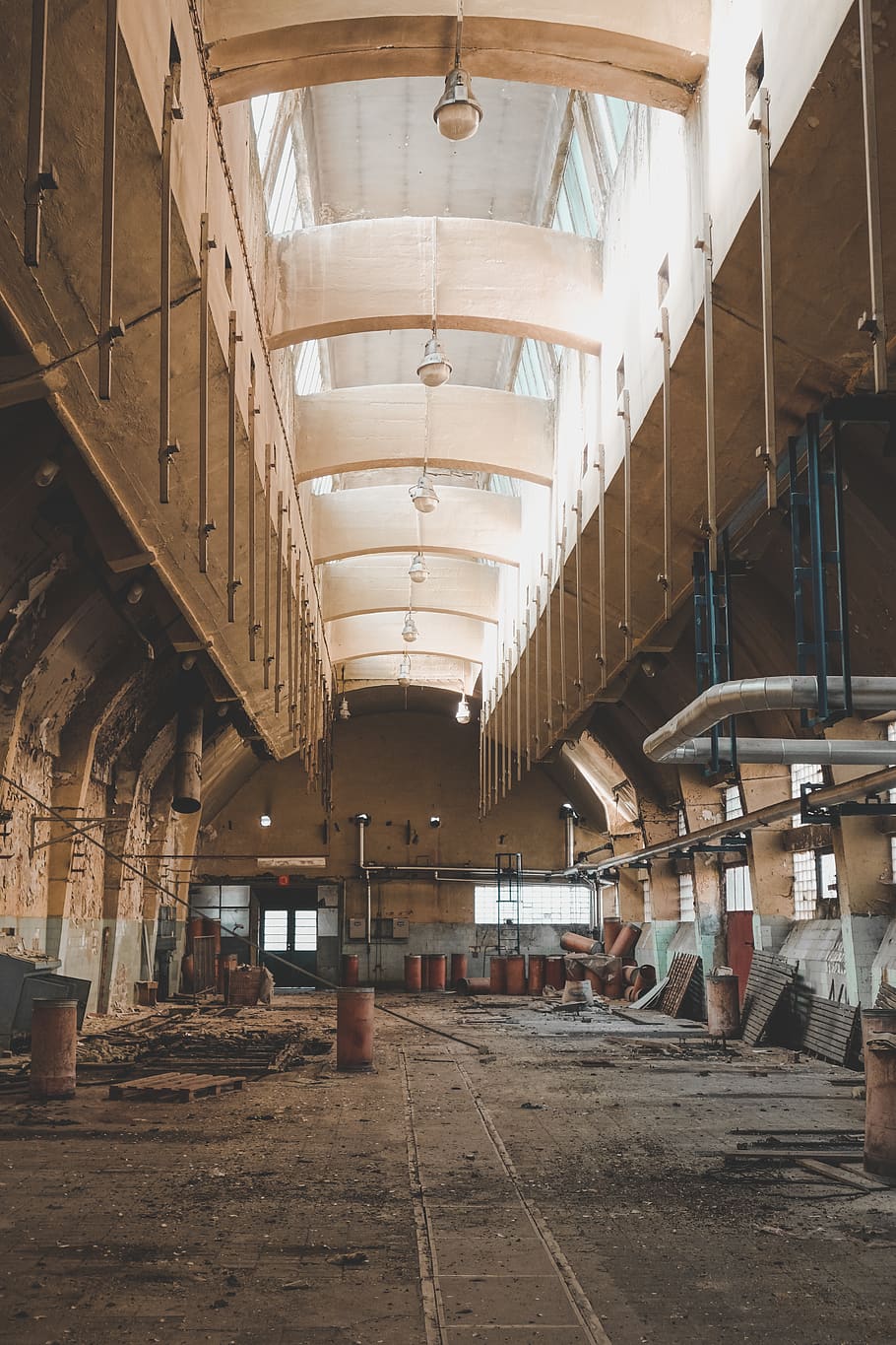 edifici de formigó beix, edifici, fàbrica, magatzem, arquitectura, arquejat, arc, fusta, cerveseria, passadís, va parlar, roda d'aliatge, roda, màquina, sostre de volta, hangar, finestra, fusta contraxapada, fabricació, demolició, a l'interior, sostre, cap gent, abandonat, el camí a seguir, direcció, vell, estructura construïda, indústria, buit, dia, absència, metall, equips d’il·luminació, perspectiva decreixent, en fila, aixafar, deteriorament, 5K
