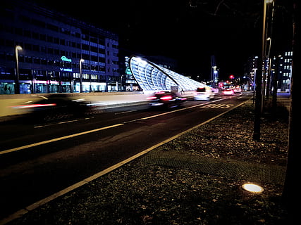 Chemnitz, centre de la ciutat, arquitectura, nit, ciutat, il·luminat, estructura construïda, transport, moviment, manera de transport, exterior de l'edifici, cotxe, carrer, automòbil, vehicle terrestre, moviment borrós, carretera, exposició llarga, vida de ciutat, velocitat, cap gent, sender lleuger, a l'aire lliure, vida nocturna, 4K, CC0, domini públic, lliure de regalies