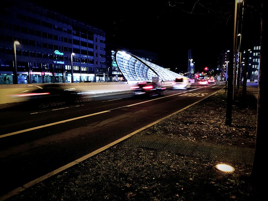 Chemnitz, centre de la ciutat, arquitectura, nit, ciutat, il·luminat, estructura construïda, transport, moviment, manera de transport, exterior de l'edifici, cotxe, carrer, automòbil, vehicle terrestre, moviment borrós, carretera, exposició llarga, vida de ciutat, velocitat, cap gent, sender lleuger, a l'aire lliure, vida nocturna, 4K