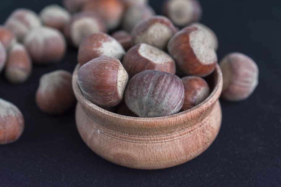 noguera, fruits secs, pinyons, fruita, nutrició, nutlet, saludable, il·lustració, fons negre, pla de krupnyj, fons, macro, menjar, cedre, menjar i beguda, natura morta, frescor, benestar, alimentació saludable, primer pla, gran grup d'objectes, cap gent, nou, nou - aliments, centrar-se en primer pla, a l'interior, enfocament selectiu, bol, tir de l'estudi, taula, abundància, marró, grup d'objectes, berenar, 5K