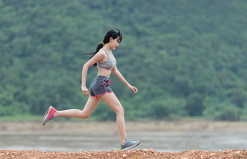 corridore, in esecuzione, umano, attività, ragazza, donna, signora, esercizio, in forma, fitness, stili di vita, giovani donne, giovane adulto, donne, una persona, lunghezza intera, movimento, vista laterale, uno stile di vita sano, capi di abbigliamento, natura, attività di svago, vitalità, adulto, giorno, acqua, sport, all'aperto, bella donna, sforzo, 1080P, CC0, dominio pubblico, privo di copyright