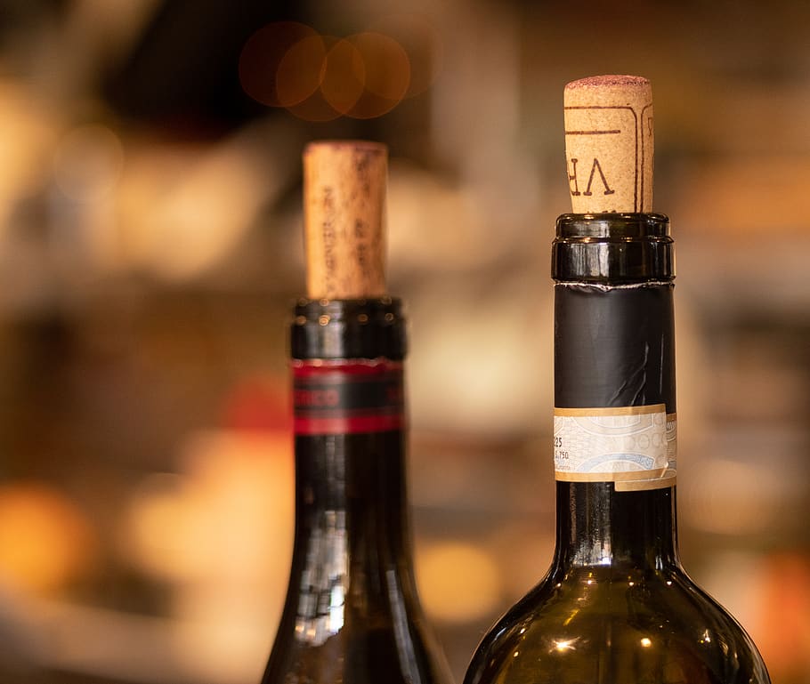 Weinflasche, Alkohol, Erfrischung, Getränk, Flasche, Wein, Essen und Trinken, Korken, Weinkorken, Container, Glas, Rotwein, Weinglas, Weinprobe, Trinkglas, Korkenzieher, Weißwein, Nahansicht, Glas - Material, drinnen, Trinken, kleine Gruppe von Objekten, 4K