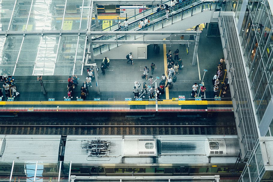 dav, lidé, chůze, vlakové nádraží, vlak, stanice, zaneprázdněný, cestující, cestovat, doprava, dráha, dívání se dolů, architektura, sklenka, město, městský, cesta, osaka, přeprava, skupina lidí, skutečných lidí, velká skupina lidí, způsob dopravy, vysoký úhel pohledu, stavba, pohyb, veřejná doprava, ulice, městský život, muži, dojíždějící, životního stylu, exteriér budovy, venku, moderní, 5K