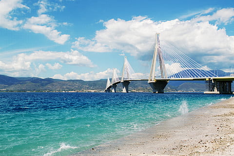 weiße Hängebrücke, Strand, blauer Himmel, Brücke, Wolken, Ziel, Europa, Urlaub, Landschaft, Natur, Ozean, Paradies, Patra Bridge Griechenland, Entspannung, Sand, Meer, seelandschaft, Jahreszeit, Sommer-, Tourismus, Türkis, Wasser, Wellen, Himmel, Verbindung, Brücke - künstliche Struktur, gebaute Struktur, wolke - himmel, die Architektur, Transport, Tag, Land, Reiseziele, Schönheit in der Natur, Hängebrücke, keine Leute, Szenen - Natur, Bucht, Segelboot, 5K, CC0, gemeinfrei, lizenzfrei