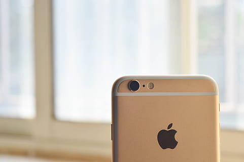 nærbillede fotografering, iphone, apple enheder, sløring, kamera, tæt på, elektronik, fokus, mobiltelefon, fotografering, smartphone, stilleben, tech, teknologi, ingen mennesker, dag, fokus på forgrunden, indendørs, meddelelse, enkelt objekt, trådløs teknologi, kopiere plads, vindue, fravær, forbindelse, sikkerhed, arkitektur, beskyttelse, 5K, CC0, offentligt domæne, royaltyfrie