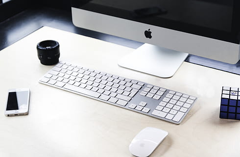 imac, ved siden af, æble, trådløs, tastatur, magisk mus, skrivebord, elektronik, iphone, teknologi, trådløs teknologi, computer, bord, computer tastatur, computerudstyr, forbindelse, meddelelse, indendørs, møbel, bærbar, computermus, ingen mennesker, høj vinkel visning, stilleben, computerskærm, forretning, pen, blank, 5K, CC0, offentligt domæne, royaltyfrie