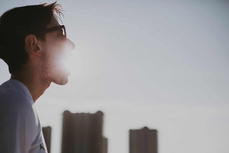 Himmel, spielerisch, Junge, Mann, Profil, Weiß, Sonnenschein, Porträt, Sonne, Strand, eine Person, Kopfschuss, Seitenansicht, junger Erwachsener, junge Männer, suchen, Erwachsene, Männer, Brille, Betrachtung, kopieren sie platz, Profilansicht, Wegschauen, Lebensstile, Nahansicht, Wolkenkratzer, 5K