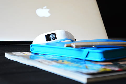 ginástica, tech, tecnologia, rastreador, boxe, luvas, computador, digital, futurista, eletrônico, maçã, Mac, parker, fechar-se, foco seletivo, dentro de casa, conexão, ninguém, tecnologia sem fio, comunicação, ainda vida, equipamento, Internet, equipamentos de informática, reflexão, tiro do estúdio, computador portátil, rede de computadores, segurança, dois objetos, música, 5K, CC0, domínio público, royalty free