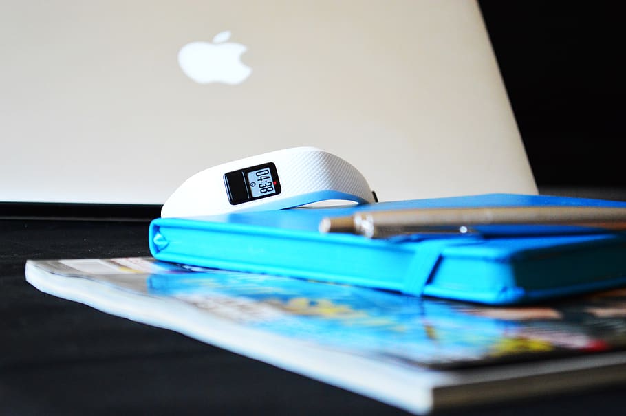 zdatnost, tech, technologie, tracker, box, rukavice, počítač, digitální, futuristický, elektronický, jablko, mac, parker, detail, selektivní zaměření, uvnitř, spojení, nikdo, bezdrátové technologie, sdělení, stálý život, zařízení, Internet, počítačové vybavení, odraz, studio shot, laptop, počítačová síť, bezpečnost, dva objekty, hudba, 5K