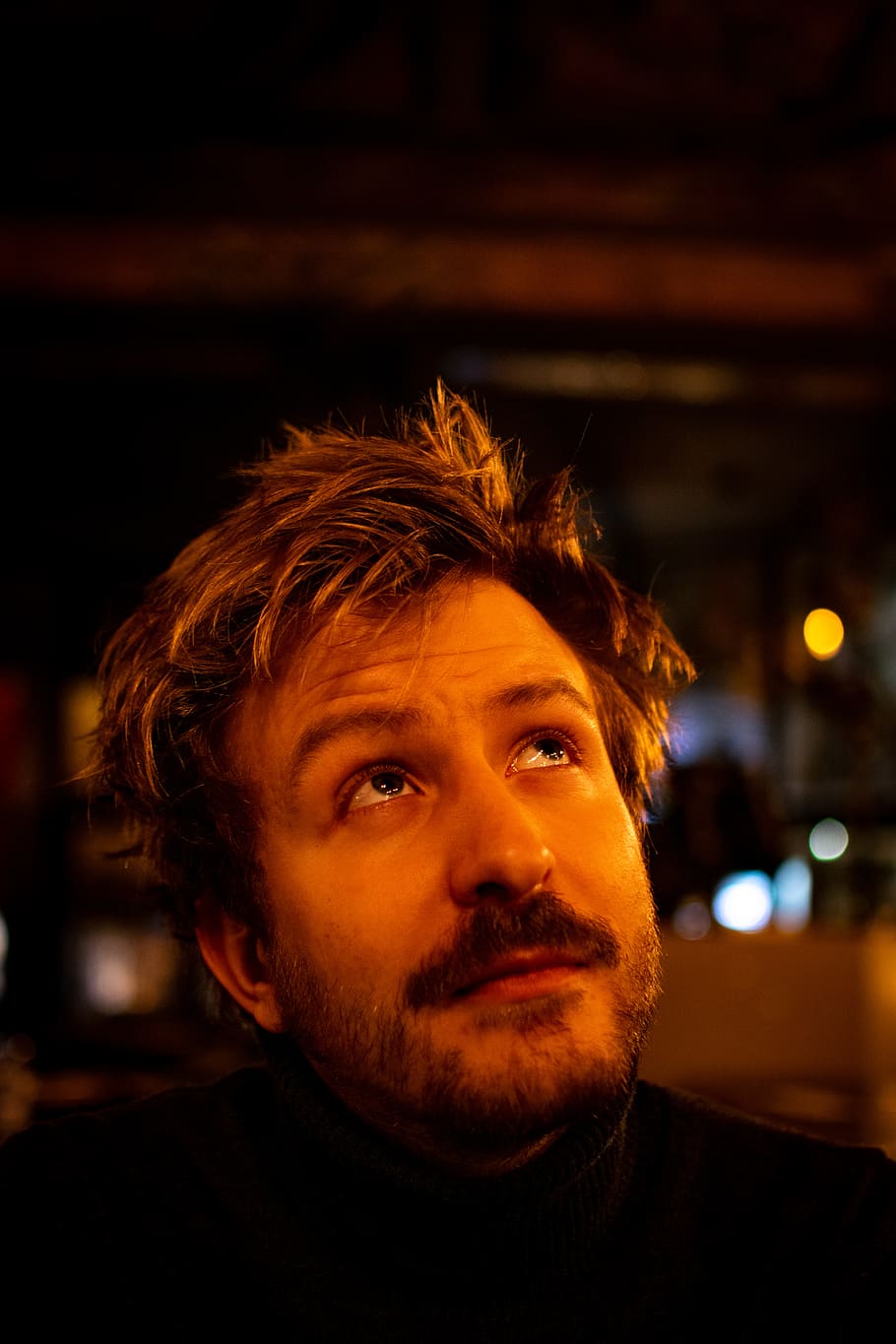 humà, cara, persona, barba, pub, comptador de barres, home, cabell, retrat, rossa, taronja, somni, imagina, amunt, paris, francès, pensar, contrast, gent, tirada al cap, una persona, nit, pèl facial, primer pla, mirant la càmera, adult, mig adult, centrar-se en primer pla, il·luminat, persones reals, estils de vida, homes, vista frontal, mirant, adult jove, contemplació, pentinat, vida nocturna, 5K