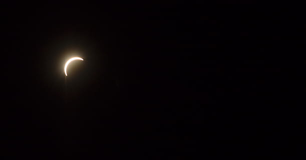 Vereinigte Staaten, Bozeman, Finsternis, Sonnenfinsternis, Montana, Nacht-, dunkel, Mond, Himmel, Platz, Astronomie, kopieren sie platz, keine Leute, Natur, Schönheit in der Natur, Naturphänomen, Flachwinkelansicht, beleuchtet, Szenen - Natur, Mondlicht, draußen, Ruhe, Halbmond, Helligkeit, 2K, CC0, gemeinfrei, lizenzfrei