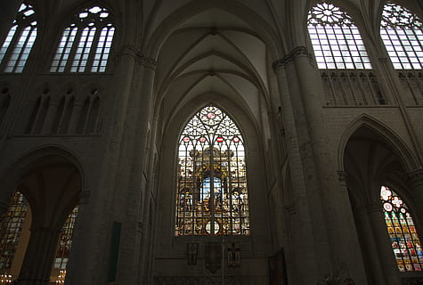 Arsitektur, bangunan, apse, ruang bawah tanah, jendela, melengkung, lengkungan, altar, gereja, seni, kaca berwarna, cahaya langit, koridor, batu tulis, penjara bawah tanah, dekorasi rumah, langit-langit kubah, lantai, perguruan tinggi, observatorium, kerohanian, kepercayaan, agama, tempat beribadah, struktur yang dibangun, eksterior bangunan, bahan kaca, kaca, tampilan sudut rendah, tujuan wisata, tidak ada orang, kolom arsitektur, plafon, gaya gothic, arsitektur dan seni, 5K, CC0, domain publik, bebas royalti