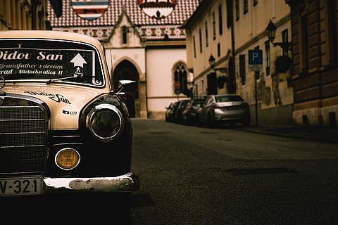 cotxe blanc aparcat, transport, automòbil, cotxe, vehicle, barra calenta, zagreb, Croàcia, cotxe antic, cotxe esportiu, coupe, llum, faro, model t, asfalt, cabina, taxi, conduir, parabrisa, cotxe de carreres, manera de transport, ciutat, arquitectura, vehicle terrestre, exterior de l'edifici, carrer, estructura construïda, estil retro, centrar-se en primer pla, cap gent, vell, edifici, dia, el passat, estacionari, història, 5K, CC0, domini públic, lliure de regalies