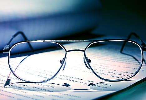 Brille, dokumentieren, Frames, lesen, Sicht, Augen, Sehvermögen, drinnen, Nahansicht, keine Leute, Brillen, Papier-, Linse - Auge, Glas - Material, selektiver Fokus, transparent, Studioaufnahme, Aktivität, Zeitung, Diagramm, Gesundheitswesen und Medizin, Veröffentlichung, verzerrt, Lesebrille, Optiker, 2K, CC0, gemeinfrei, lizenzfrei