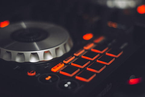 lumières, La technologie, la musique, afficher, amplificateur, fermer, console, contrôle, manette, électronique, équipement, bouton, boutons, mixer, panneau de mixage, panneau, du son, mélangeur sonore, studio, commutateur, techno, personne, équipement audio, à l'intérieur, ordinateur, lien, industrie, matériel d'enregistrement sonore, équipement informatique, culture artistique et divertissement, record, plaque tournante, couleur noire, moderne, Technologie sans fil, la communication, clavier, équipement électrique, vie nocturne, 5K, CC0, domaine public, libre de droits