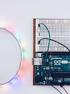 elektronische printplaat, elektronica, hardware, elektronische chip, computer, bedrading, computer hardware, scherm, maaltijd, schotel, voedsel, processor, server, pottenbakkerij, vaas, fabriek, pot, plant in bloempot, tonen, monitor, LCD scherm, technologie, binnenshuis, detailopname, geen mensen, verbinding, industrie, gezondheidszorg en medicijnen, wetenschap, studio opname, printplaat, elektronische industrie, stilleven, uitrusting, biologie, enkel object, Onderzoek, opleiding, focus op de voorgrond, communicatie, ingewikkeldheid, stroomvoorziening, elektrische apparatuur, 2K, CC0, publiek domein, royaltyvrij