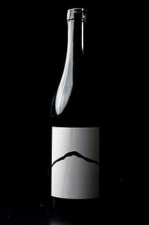 ampolla d'etiqueta buida, ampolla, alcohol, begudes, ampolla de vi, llum, vi negre, beure, fosc, vi, Austràlia, Fotografia de producte, menjar i beguda, cervesa, ampolla de cervesa, stout, vidre, va parlar, màquina, còctel, lager, a l'interior, contenidor, fons negre, tir de l'estudi, vidre - material, natura morta, transparent, cap gent, refresc, frescor, primer pla, menjar, còpia espai, 5K, CC0, domini públic, lliure de regalies