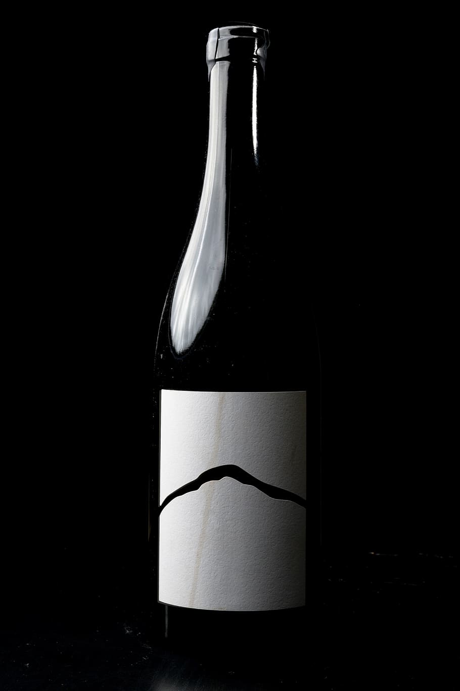 ampolla d'etiqueta buida, ampolla, alcohol, begudes, ampolla de vi, llum, vi negre, beure, fosc, vi, Austràlia, Fotografia de producte, menjar i beguda, cervesa, ampolla de cervesa, stout, vidre, va parlar, màquina, còctel, lager, a l'interior, contenidor, fons negre, tir de l'estudi, vidre - material, natura morta, transparent, cap gent, refresc, frescor, primer pla, menjar, còpia espai, 5K
