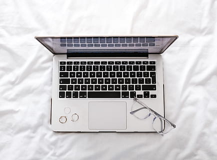 MacBook Pro, tehnologie, comunicare, tehnologia fără fir, conexiune, laptop, calculator, dispozitiv portabil de informații, nici o persoana, echipamente de calcul, tastatură, tastatura, în interior, direct deasupra, vedere în unghi mare, portabilitate, a închide, pat, masa, telefon inteligent, natură moartă, cheia computerului, 4K, CC0, domeniu public, fără drepturi de autor