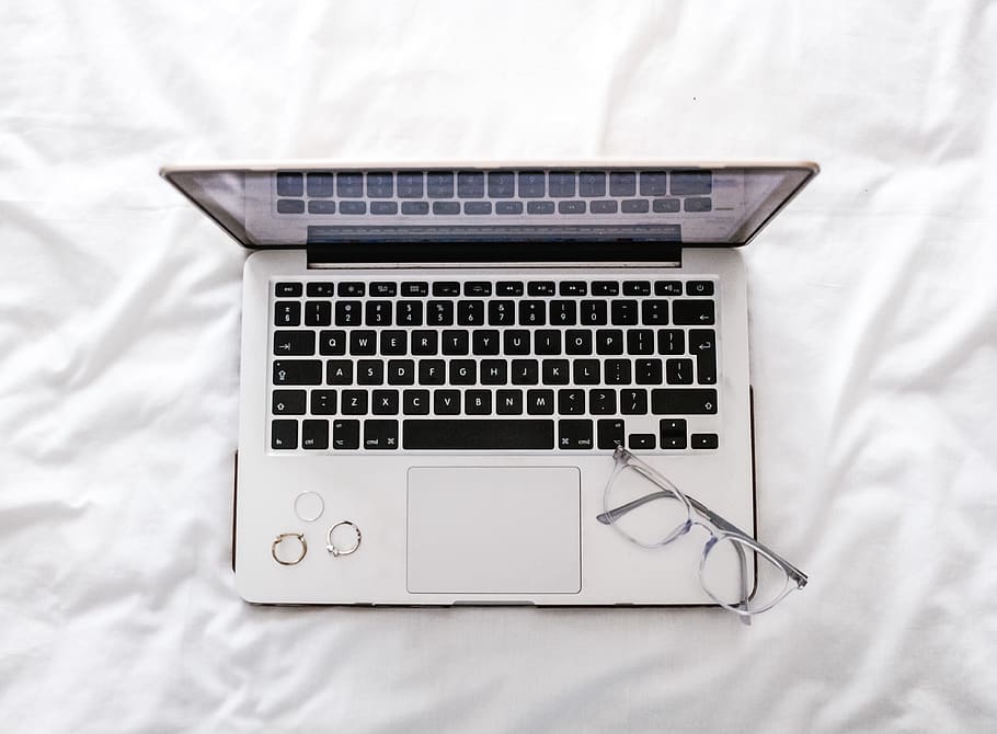 MacBook Pro, tehnologie, comunicare, tehnologia fără fir, conexiune, laptop, calculator, dispozitiv portabil de informații, nici o persoana, echipamente de calcul, tastatură, tastatura, în interior, direct deasupra, vedere în unghi mare, portabilitate, a închide, pat, masa, telefon inteligent, natură moartă, cheia computerului, 4K