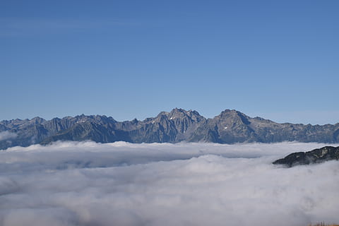 Gipfel, Madeleine, Wolken, Berg, Szenen - Natur, Schönheit in der Natur, Himmel, ruhige Szene, Ruhe, Blau, kopieren sie platz, Natur, klarer Himmel, Nicht-städtische Szene, Tag, keine Leute, idyllisch, Umgebung, Gebirge, Landschaft, Fernbedienung, draußen, Rock, trockenes Klima, 5K, CC0, gemeinfrei, lizenzfrei