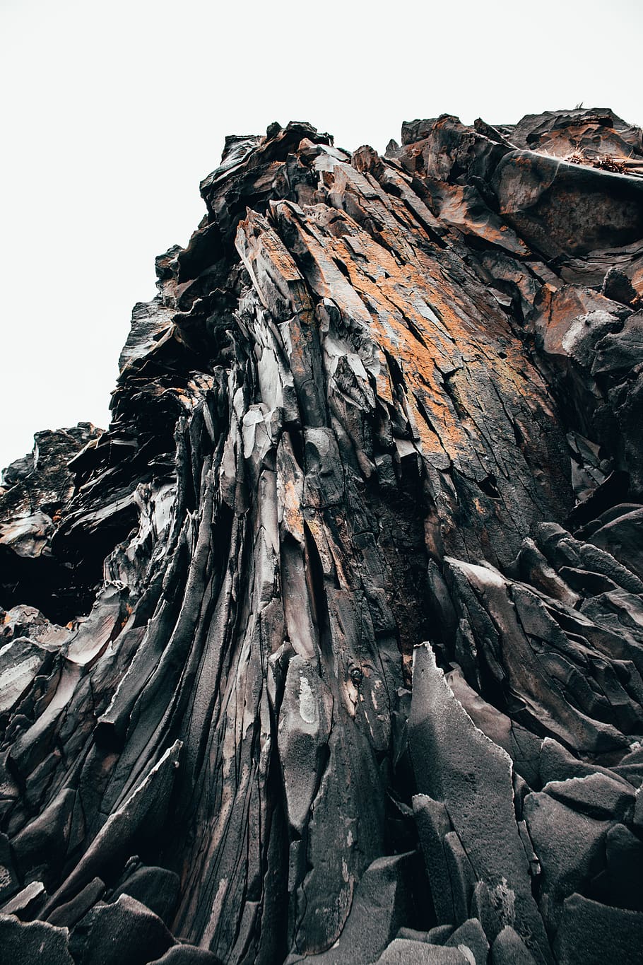 bjergkanter, natur, klippe, ingen mennesker, himmel, skyfri himmel, bjerg, tekstureret, dag, træ, lav vinkel visning, rock-objekt, ru, udendørs, rock formation, ro, tæt på, ikke-urbane scene, skønhed i naturen, fysisk geografi, solid, bark, bjergtop, høj, formation, eroderet, 5K
