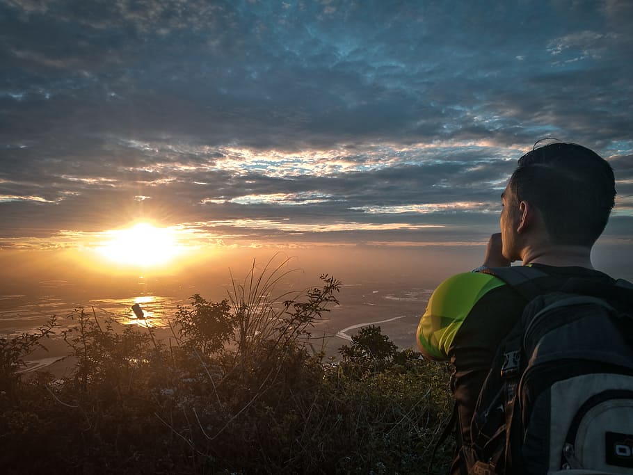 vyras, vežantis kuprinę, apšviestas, debesys, aušra, susiliejimas, turistas, šviesa, vyras, kalnas, lauke, asmuo, poilsis, dangus, saulėtekis, saulėlydis, debesis - dangus, grožis gamtoje, vaizdai - gamta, Laisvalaikio veikla, realūs žmonės, pobūdį, vienas asmuo, gyvenimo būdą, vyrai, saulės šviesa, vanduo, galinis vaizdas, ramybė, ne miesto scenoje, jaunuolis, ramioje scenoje, saulė, žiūri į vaizdą, 4K