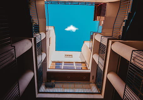 Lowangle-Fotografie, Gebäude, Himmel, Wolke, Fenster, die Architektur, städtisch, dunkel, Schatten, Natur, Tag, Strassenfotografie, Straße, Blau, Archillekt, modern, Balkon, gebaute Struktur, städtische Szene, draußen, Haus, Gebäudehülle, Wohnung, keine Leute, Wohngegend, Treppe, Stadt, Fassade, Design, Stadtbild, Hotel, 5K, CC0, gemeinfrei, lizenzfrei