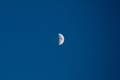 Mitja lluna, naturalesa, a l'aire lliure, lluna, astronomia, espai exterior, espai, univers, nit, eclipsi, Eclipse de lluna, aigua, mar, oceà, Costa, platja, línia de costa, lluna plena, nebulosa, cel, horitzó, blau, còpia espai, tranquil·litat, cap gent, escenics - natura, bellesa a la natura, vista d’angle baix, escena tranquil·la, Lluna planetària, astrologia, espai i astronomia, creixent, 2K, CC0, domini públic, lliure de regalies