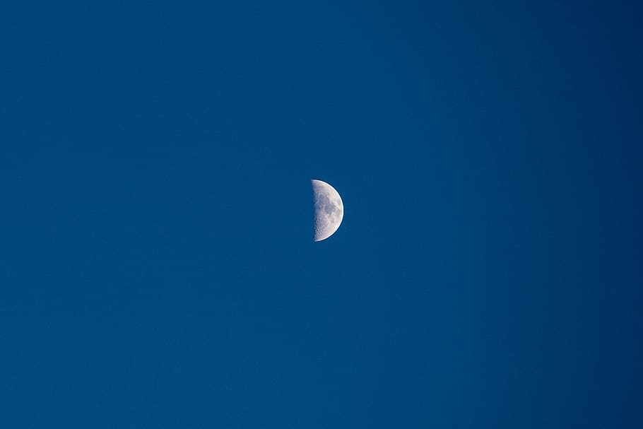 Mitja lluna, naturalesa, a l'aire lliure, lluna, astronomia, espai exterior, espai, univers, nit, eclipsi, Eclipse de lluna, aigua, mar, oceà, Costa, platja, línia de costa, lluna plena, nebulosa, cel, horitzó, blau, còpia espai, tranquil·litat, cap gent, escenics - natura, bellesa a la natura, vista d’angle baix, escena tranquil·la, Lluna planetària, astrologia, espai i astronomia, creixent, 2K