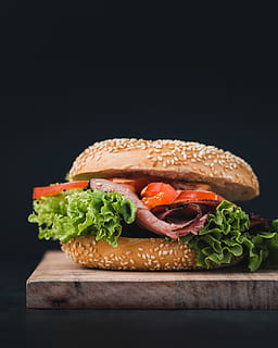 hamburguesa cuita, tir de l'estudi, menjar, menjar i beguda, fons negre, entrepà, vegetals, pa, menjar ràpid, carn, a l'interior, tomàquet, llest per menjar, frescor, menjar poc saludable, taula de tallar, enciam, hamburguesa, còpia espai, carn processada, bun, cap gent, herba, 2K, CC0, domini públic, lliure de regalies