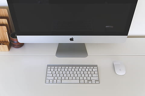 mac, kompiuteris, darbalaukyje, klaviatūra, pelė, biuras, stalas, verslą, technologijos, kompiuterinė įranga, kompiuterio klaviatūra, Kompiuterio monitorius, lentelė, ryšį, patalpose, Kompiuterio pelė, darbastalio kompiuteris, komunikacijos, baldai, nėra žmonių, belaidžio ryšio technologija, nešiojamas kompiuteris, balta spalva, natiurmortas, 5K, CC0, Viešasis domenas, nemokamai