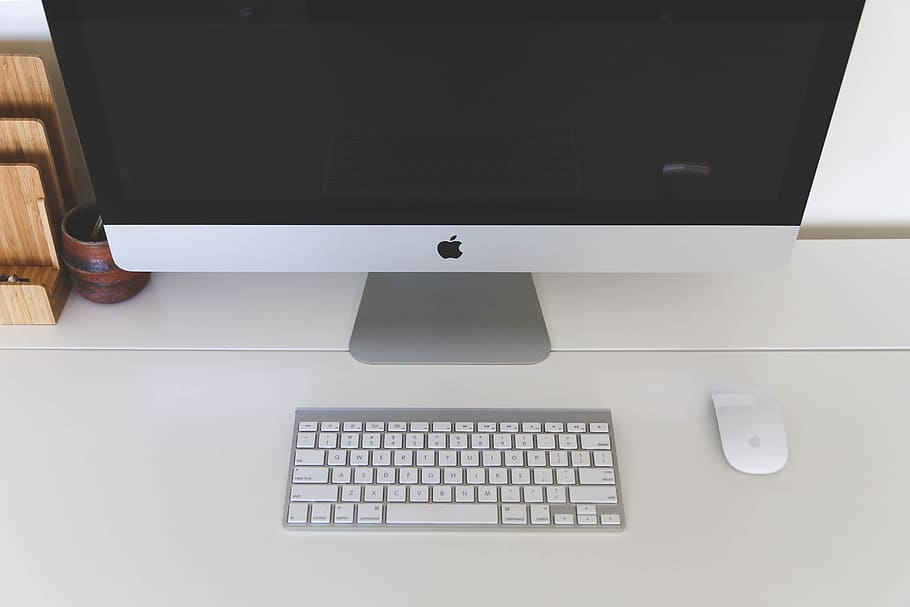 mac, kompiuteris, darbalaukyje, klaviatūra, pelė, biuras, stalas, verslą, technologijos, kompiuterinė įranga, kompiuterio klaviatūra, Kompiuterio monitorius, lentelė, ryšį, patalpose, Kompiuterio pelė, darbastalio kompiuteris, komunikacijos, baldai, nėra žmonių, belaidžio ryšio technologija, nešiojamas kompiuteris, balta spalva, natiurmortas, 5K