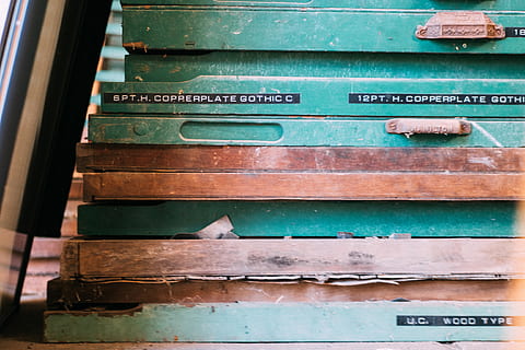 genere, tipografia, linotipo, macchina, industrioso, industria, abbandonato, rovinato, rovinare, Cestinati, stampa, stampare, scatole, legna, font, piastra di rame, Gotico, Vintage ▾, testo, legno - materiale, nessuno, comunicazione, vecchio, colore verde, giorno, avvicinamento, sceneggiatura occidentale, metallo, pila, in casa, contenitore, intemperie, Marrone, struttura costruita, architettura, libro, arrugginito, 4K, CC0, dominio pubblico, privo di copyright