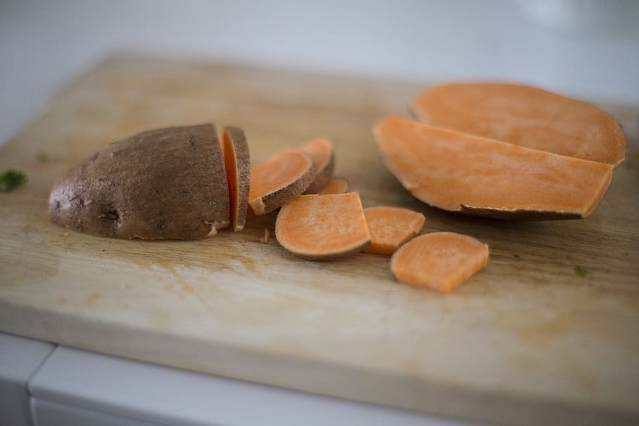 dolce, Patata, radice, verdura, cibo, cucina, chopping, tavola, cucinare, cibo e bevande, freschezza, in casa, benessere, avvicinamento, natura morta, nessuno, mangiare sano, messa a fuoco selettiva, tavolo, tagliere, legno - materiale, fetta, preparazione, stanza domestica, cucina domestica, pronto a mangiare, concentrarsi sulle conoscenze acquisite, cibo crudo, 5K