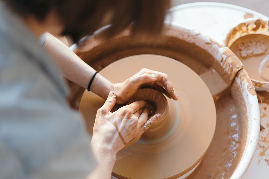 una persona, mà humana, argila, mà, experiència, treball, part del cos humà, habilitat, creativitat, ceràmica, art i artesania, a l'interior, modelant una forma, artesania, celebració, girant, ocupació, persones reals, fabricació, taller, preparació, fang, 5K