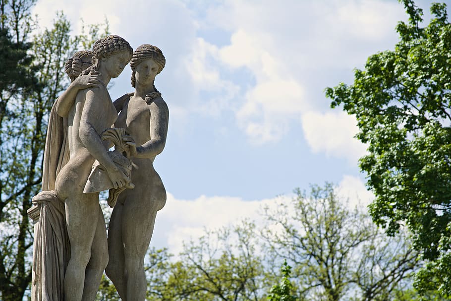 3, umano, grigio, statua, circondato, verde, alberi, giorno, nuvole, macro, cielo, rappresentazione umana, scultura, rappresentazione, arte e artigianato, albero, somiglianza maschile, creatività, pianta, somiglianza femminile, natura, nessuno, Inquadratura dal basso, nuvola - cielo, mestiere, all'aperto, cimitero, tomba, angelo, 5K