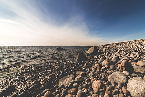 brązowe kamienie nad morzem, plaża, jasny, chmury, dzień, horyzont, krajobraz, Natura, ocean, skały, sceniczny, morze, pejzaż morski, pobrzeże, Wybrzeże, niebo, woda, fale, skała, scenics - natura, horyzont nad wodą, piękno natury, solidny, spokojna scena, rock - obiekt, wylądować, spokój, idylliczny, żadnych ludzi, scena pozamiejska, chmura - niebo, kamyk, 5K, CC0, domena publiczna, darmowe zdjęcia