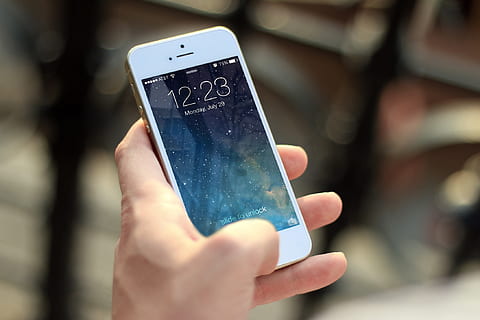 persoană, utilizând, aur iphone, SE, superficial, focalizare fotografie, mână, iPhone, macro, mobil, smartphone, tehnologie, timp, ecran tactil, umană, deținere, partea corpului uman, telefon inteligent, tehnologia fără fir, comunicare, dispozitiv portabil de informații, telefon mobil, o persoana, conexiune, a închide, ecran, să se concentreze asupra primelor elemente, telefon, Activitatea de agrement, fotografii tematice, oameni adevărați, deget, în aer liber, 1080P, CC0, domeniu public, fără drepturi de autor