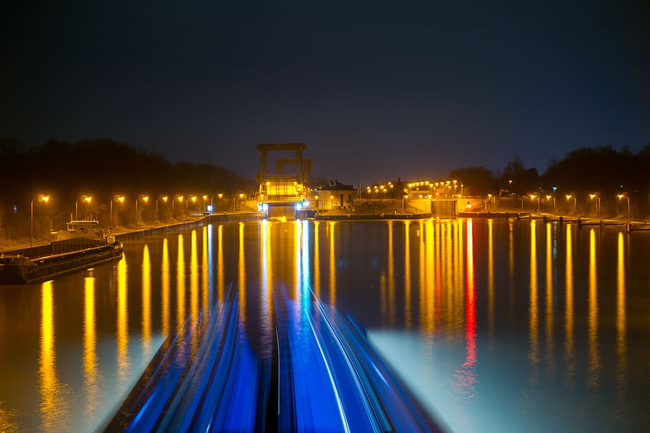 midnat, skib, kanal, belyst, nat, arkitektur, vand, bygget struktur, bygning udvendig, afspejling, transportmidler, natur, bro - menneskeskabt struktur, by, flod, bro, forbindelse, himmel, ingen mennesker, rejsemål, lang eksponering, gadebelysning, udendørs, 5K