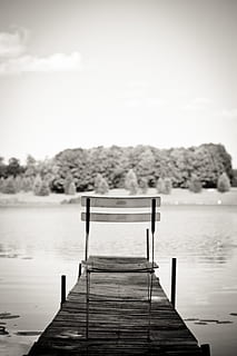 leeren, öffnen, Stuhl, Dock, See, Teich, Wasser, Bäume, Sommer-, einsam, Spaß, Sitz, Strand, Himmel, Natur, Seebrücke, Ruhe, Anlegesteg, Schönheit in der Natur, Holz - Material, keine Leute, Szenen - Natur, Tag, Abwesenheit, ruhige Szene, draußen, Entspannung, idyllisch, der Weg nach vorn, 2K, CC0, gemeinfrei, lizenzfrei
