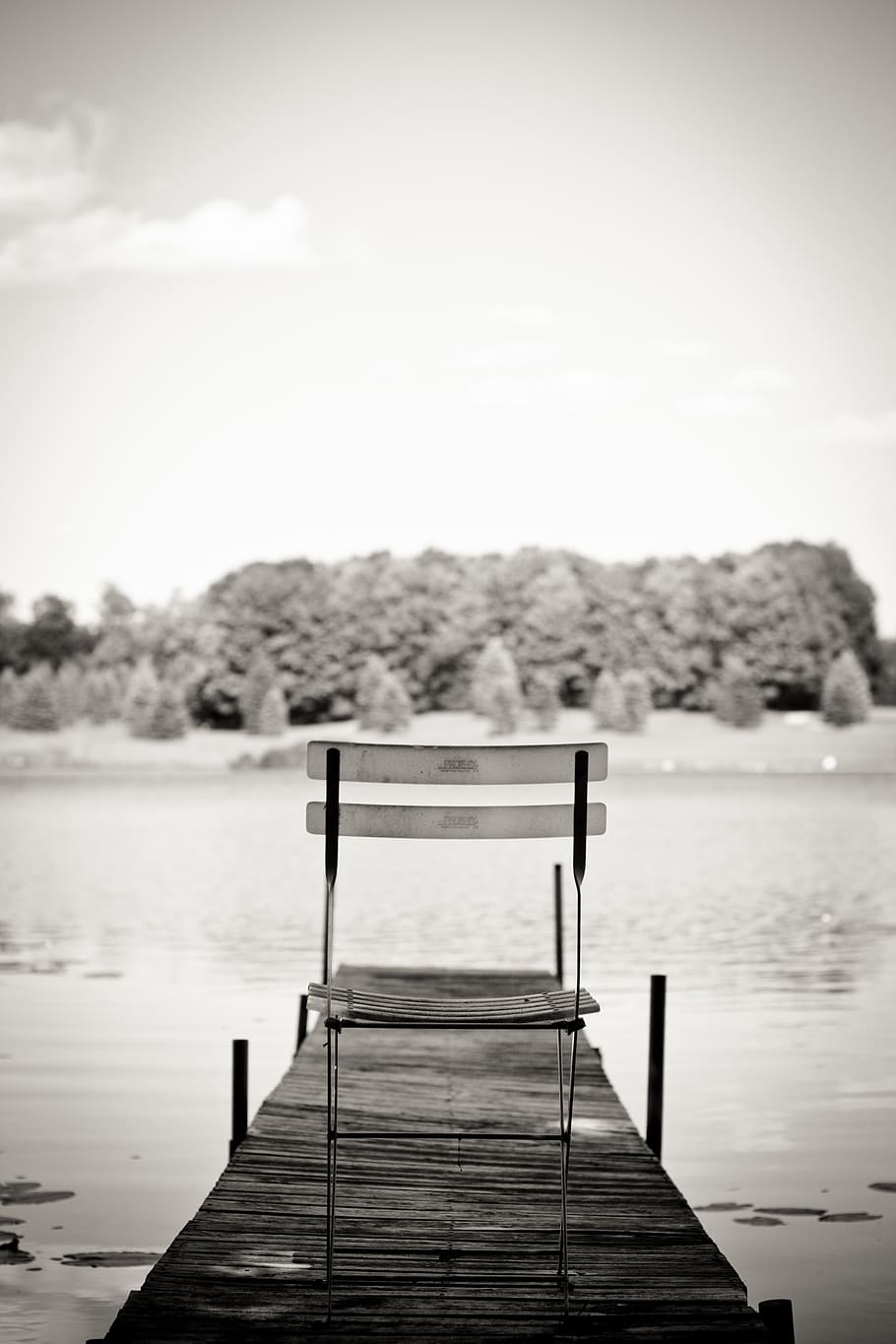 leeren, öffnen, Stuhl, Dock, See, Teich, Wasser, Bäume, Sommer-, einsam, Spaß, Sitz, Strand, Himmel, Natur, Seebrücke, Ruhe, Anlegesteg, Schönheit in der Natur, Holz - Material, keine Leute, Szenen - Natur, Tag, Abwesenheit, ruhige Szene, draußen, Entspannung, idyllisch, der Weg nach vorn, 2K