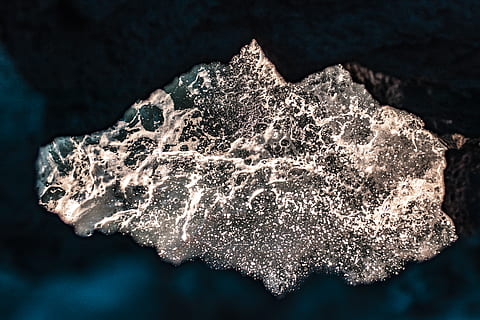 grijze steen, rots, los hervideros, buitenshuis, natuur, mineraal, berg-, kristal, ijs-, paddestoel, landschap, water, bergketen, sneeuw, top, kalksteen, rotsen, blauw, golven, bubbels, detailopname, geologie, geen mensen, binnenshuis, enkel object, rock - object, studio opname, solide, getextureerde, metaalerts, mijnbouw, zee, wetenschap, patroon, stilleven, kwarts, marinier, 5K, CC0, publiek domein, royaltyvrij