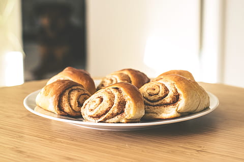 pane, bianca, ceramica, piatto, cottura al forno, ciambella, cannella, delizioso, conoscitore, cibo, salutare, fatti in casa, Pasticcino, rotolo, servendo, spuntino, natura morta, gustoso, legna, cibo e bevande, al forno, freschezza, tavolo, in casa, concentrarsi sulle conoscenze acquisite, nessuno, cibo francese, croissant, cibo dolce, avvicinamento, giorno, gruppo di oggetti, indulgenza, pronto a mangiare, legno - materiale, tentazione, vassoio, prima colazione, 5K, CC0, dominio pubblico, privo di copyright