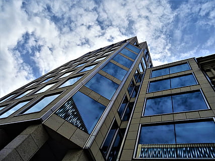 baix, foto d'angle, de gran alçada, edifici, diseny arquitectònic, arquitectura, núvols, contemporani, durant el dia, exterior, futurista, articles de vidre, finestres de vidre, tir en angle baix, modern, oficines, cel, acer, alt, urbà, finestres, vista d’angle baix, estructura construïda, exterior de l'edifici, núvol - cel, naturalesa, vidre - material, cap gent, ciutat, oficina, dia, exterior d’edifici d’oficines, reflexió, finestra, a l'aire lliure, alta - alta, gratacels, 5K, CC0, domini públic, lliure de regalies