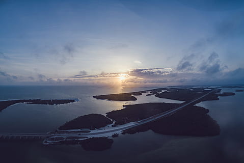 letecký, fotografování, ostrov, západ slunce, most, mraky, soumrak, Dálnice, ostrovů, krajina, venku, silnice, moře, pobřeží, nebe, slunce, dopravní systém, voda, scenics - příroda, klidné scény, odraz, krása v přírodě, klid, mrak - nebe, Příroda, nikdo, přeprava, způsob dopravy, námořní plavidlo, idylický, cestovat, odlesk objektivu, 8K, CC0, veřejná doména, bez autorských práv