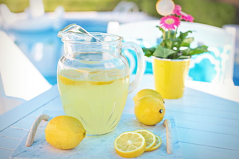 Lemoniada, cytryny, przy basenie, drink, odświeżenie, lato, zimno, dzban, napój, orzeźwiający, żółty, pyszne, jedzenie i picie, owoc cytrusowy, jedzenie, owoc, cytrynowy, zdrowe odżywianie, szkło, świeżość, stół, skupić się na pierwszym planie, szklanka, kawałek, dobre samopoczucie, wyposażenie domu, żadnych ludzi, szkło - materiał, na dworze, dzban - dzbanek, kwaśny smak, 5K, CC0, domena publiczna, darmowe zdjęcia