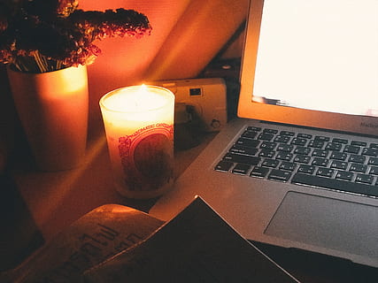 tastatură, Electronică, hardware-, tastatura, hardware-ul computerului, calculator, carcasă, clădire, PC, laptop, pod, în interior, design interior, bere, băutură, alcool, mobila, masa, tehnologie, comunicare, tehnologia fără fir, echipamente de iluminat, conexiune, nici o persoana, culoare portocalie, gustare, iluminat, lumânare, acasă interior, natură, vedere în unghi mare, lampă electrică, 2K, CC0, domeniu public, fără drepturi de autor