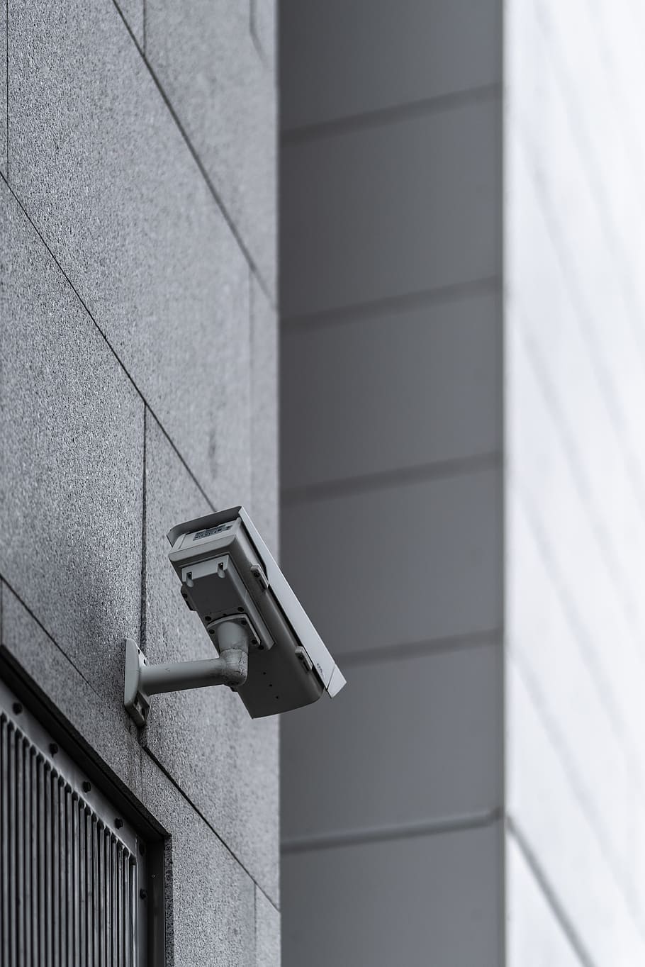 szara kamera monitorująca, kamera bezpieczeństwa, funkcja budowy ścian, bezpieczeństwo, inwigilacja, architektura, zbudowana struktura, cień, technologia, ochrona, dzień, żadnych ludzi, światło słoneczne, system bezpieczeństwa, na dworze, na zewnątrz budynku, zbliżenie, metal, Miasto, kontrola, big brother - orwellowska koncepcja, 5K