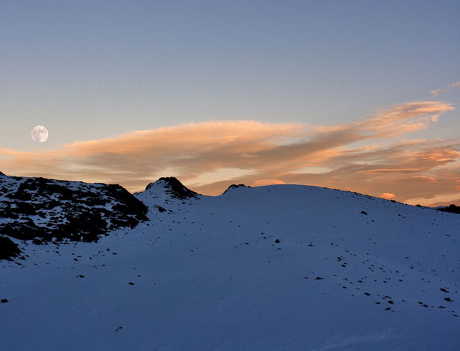 muntanya de neu, naturalesa, a l'aire lliure, muntanya, Serra, Lluna plena al capvespre, pic, cel, paisatge, gel, pendent, vespre, cel vermell, posta de sol, alba, sòl, altiplà, edifici, llum solar, neu, terra, escenics - natura, lluna, tranquil·litat, escena tranquil·la, bellesa a la natura, cap gent, núvol - cel, medi ambient, hivern, lluna plena, escena no urbana, muntanya nevada, cim de muntanya, a dalt, 2K